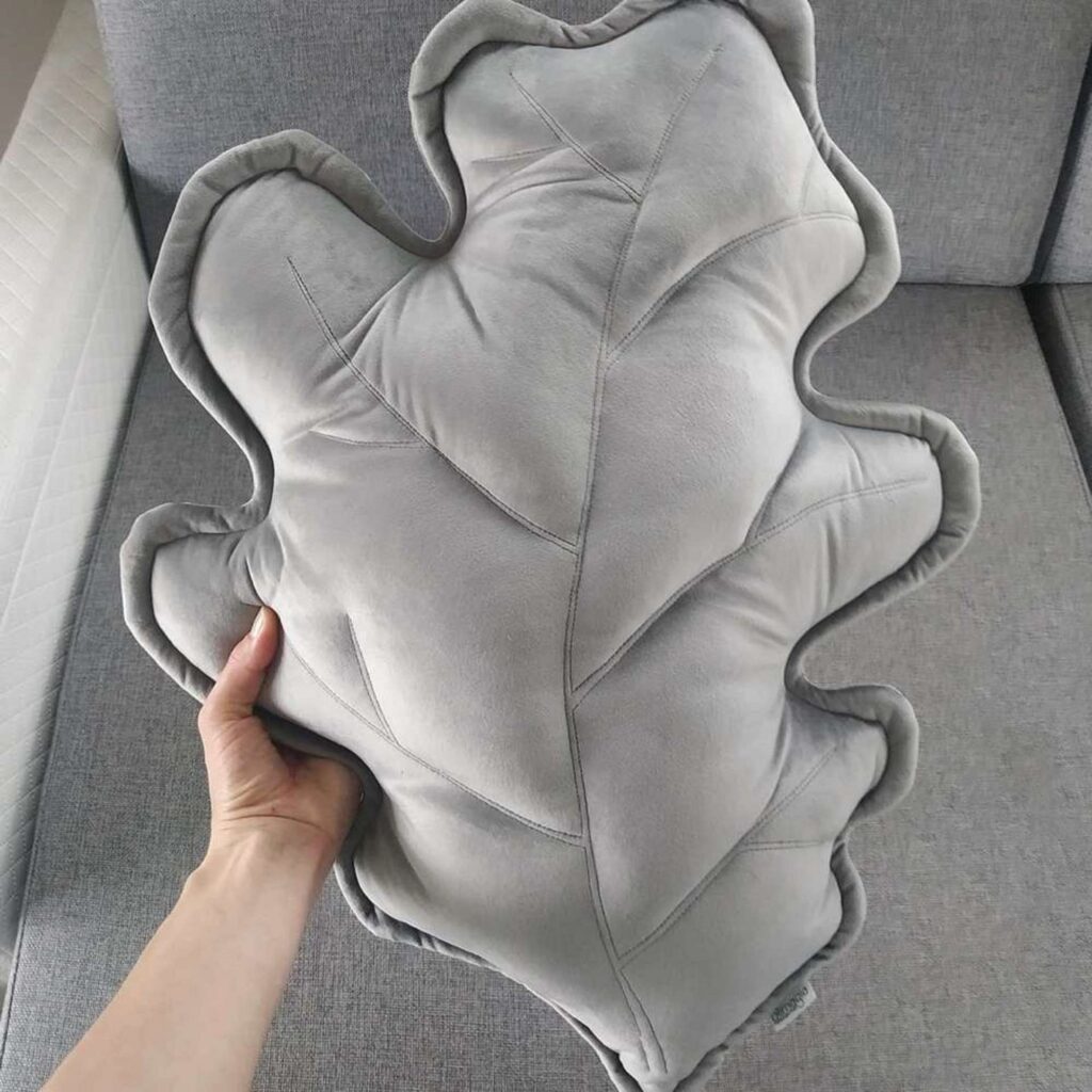 Szara poduszka dekoracyjna liść dębu z miękkiego weluru w nowoczesnym salonie