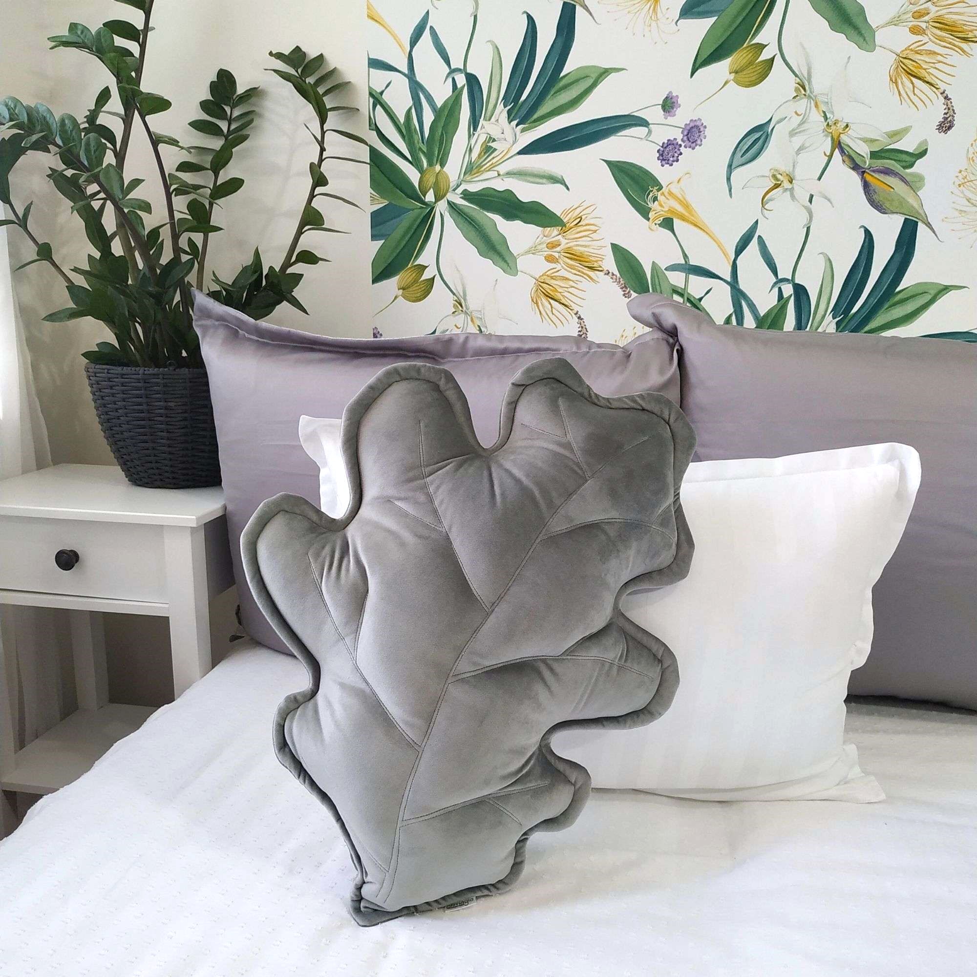 Szara poduszka dekoracyjna liść dębu z miękkiego weluru w nowoczesnym salonie