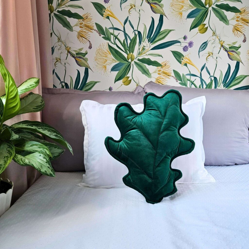 Zielona poduszka dekoracyjna liść dębu ręcznie szyta w Polsce