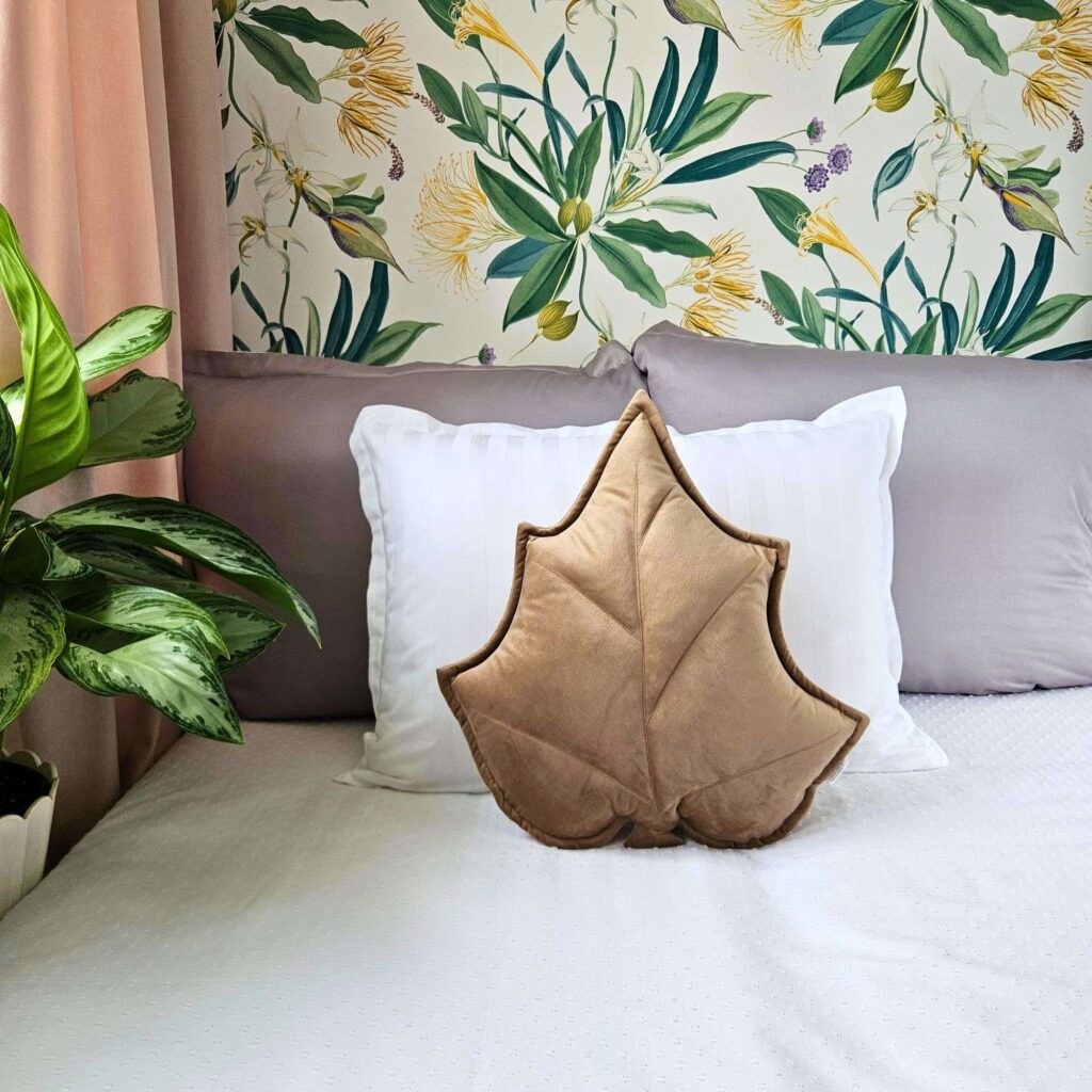 Luksusowa beżowa poduszka dekoracyjna liść brzozy w salonie