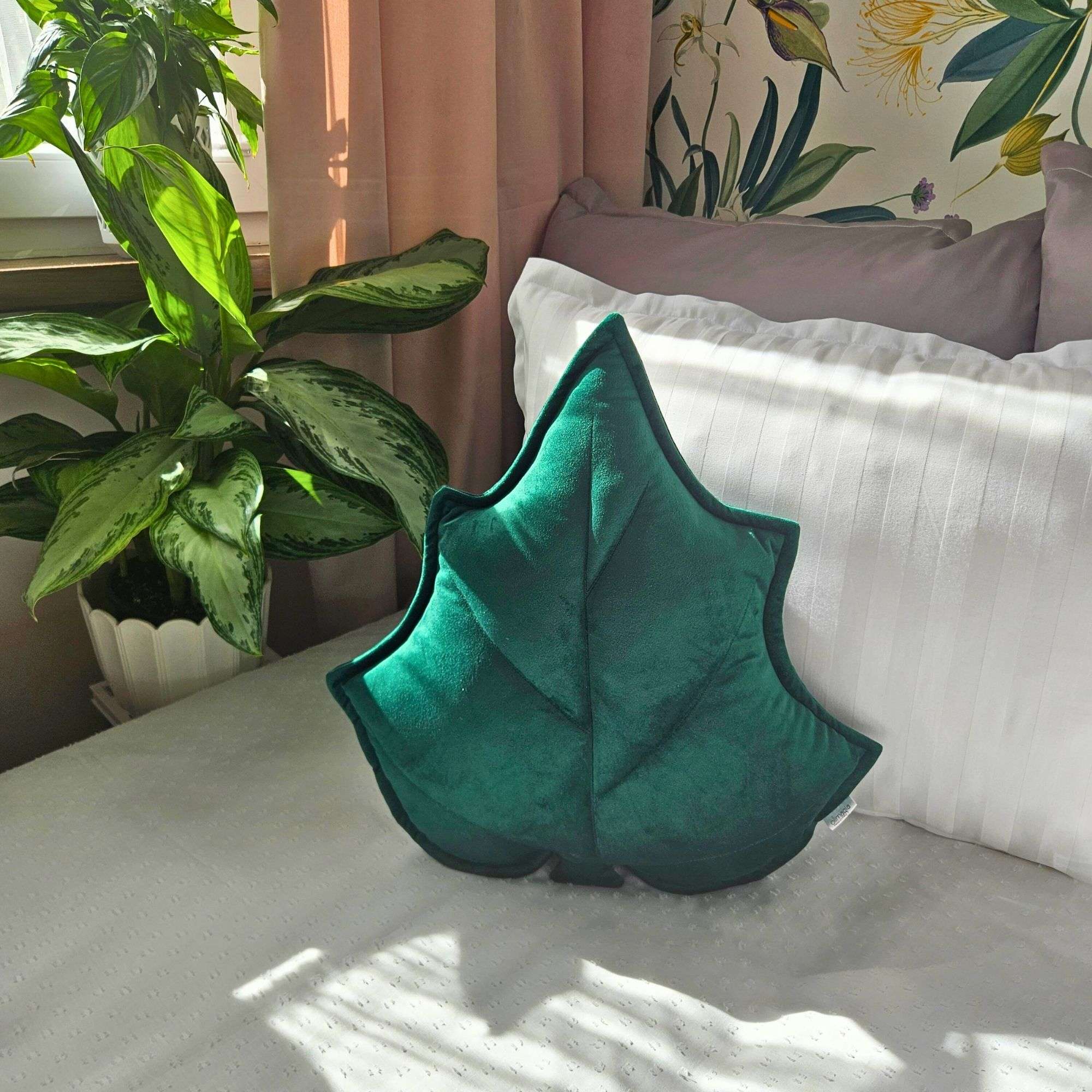 Zielona poduszka dekoracyjna liść brzozy ręcznie szyta w Polsce