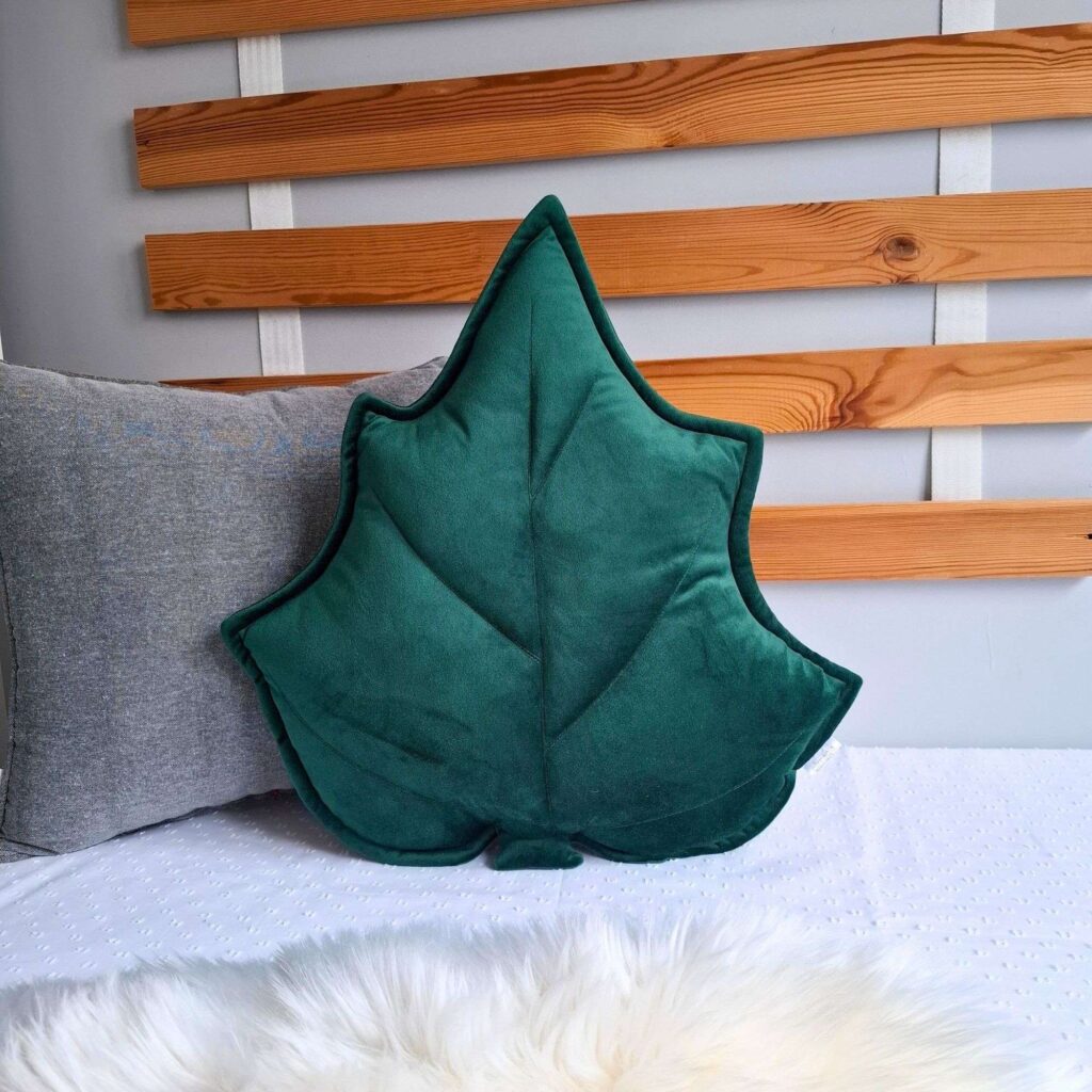 Zielona poduszka dekoracyjna liść brzozy ręcznie szyta w Polsce
