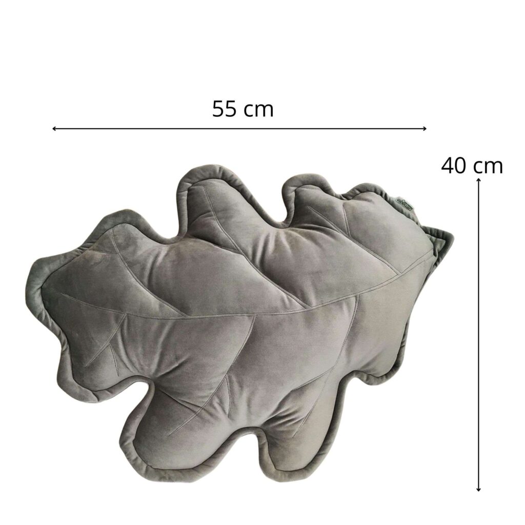 Szara poduszka dekoracyjna liść dębu z miękkiego weluru w nowoczesnym salonie