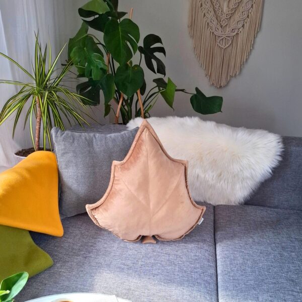 Luksusowa beżowa poduszka dekoracyjna liść brzozy w salonie