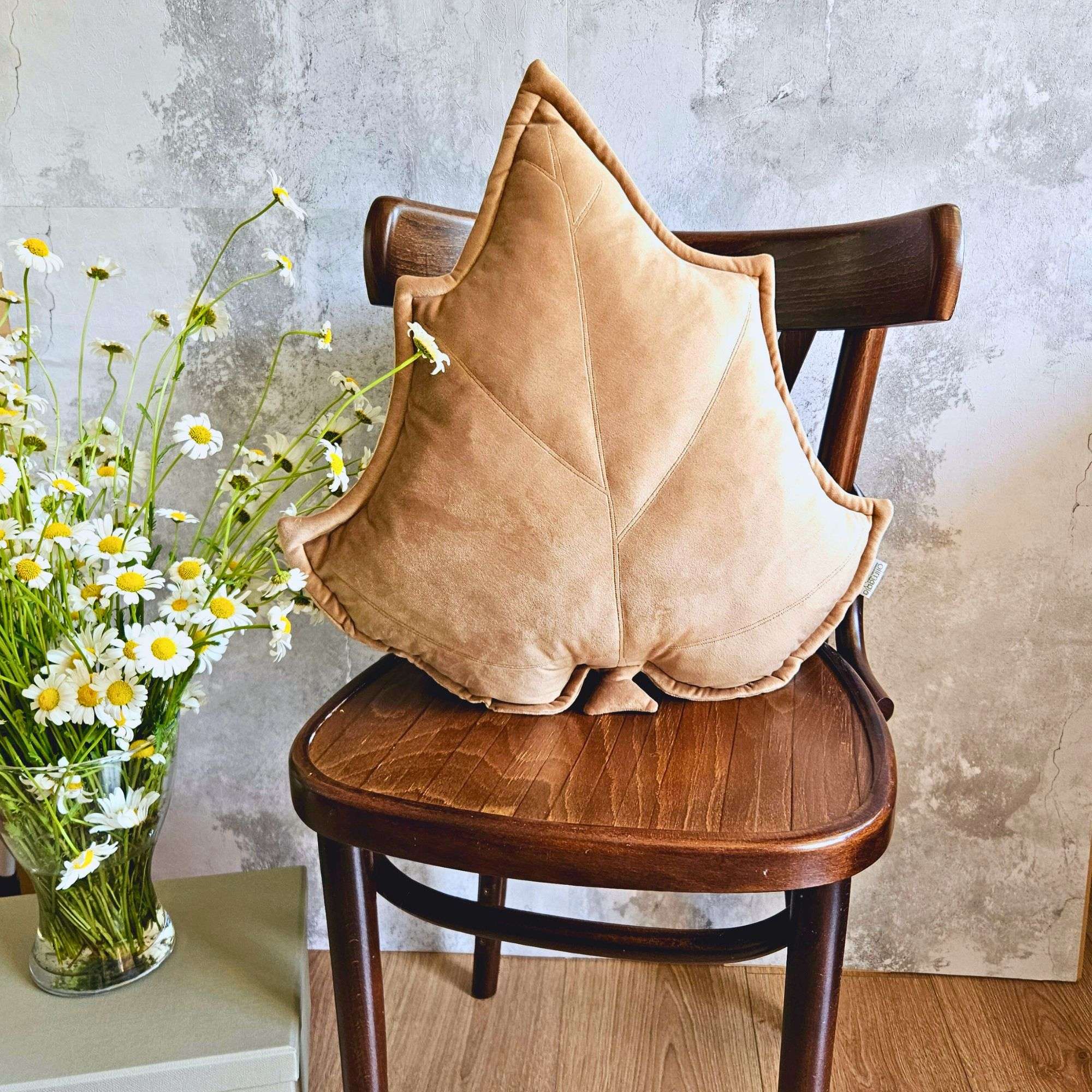 Luksusowa beżowa poduszka dekoracyjna liść brzozy w salonie