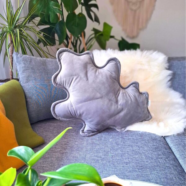 Szara poduszka dekoracyjna liść dębu z miękkiego weluru w nowoczesnym salonie