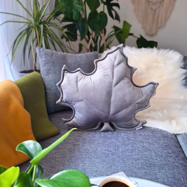 Szara poduszka dekoracyjna liść klonu z weluru w nowoczesnym wnętrzu