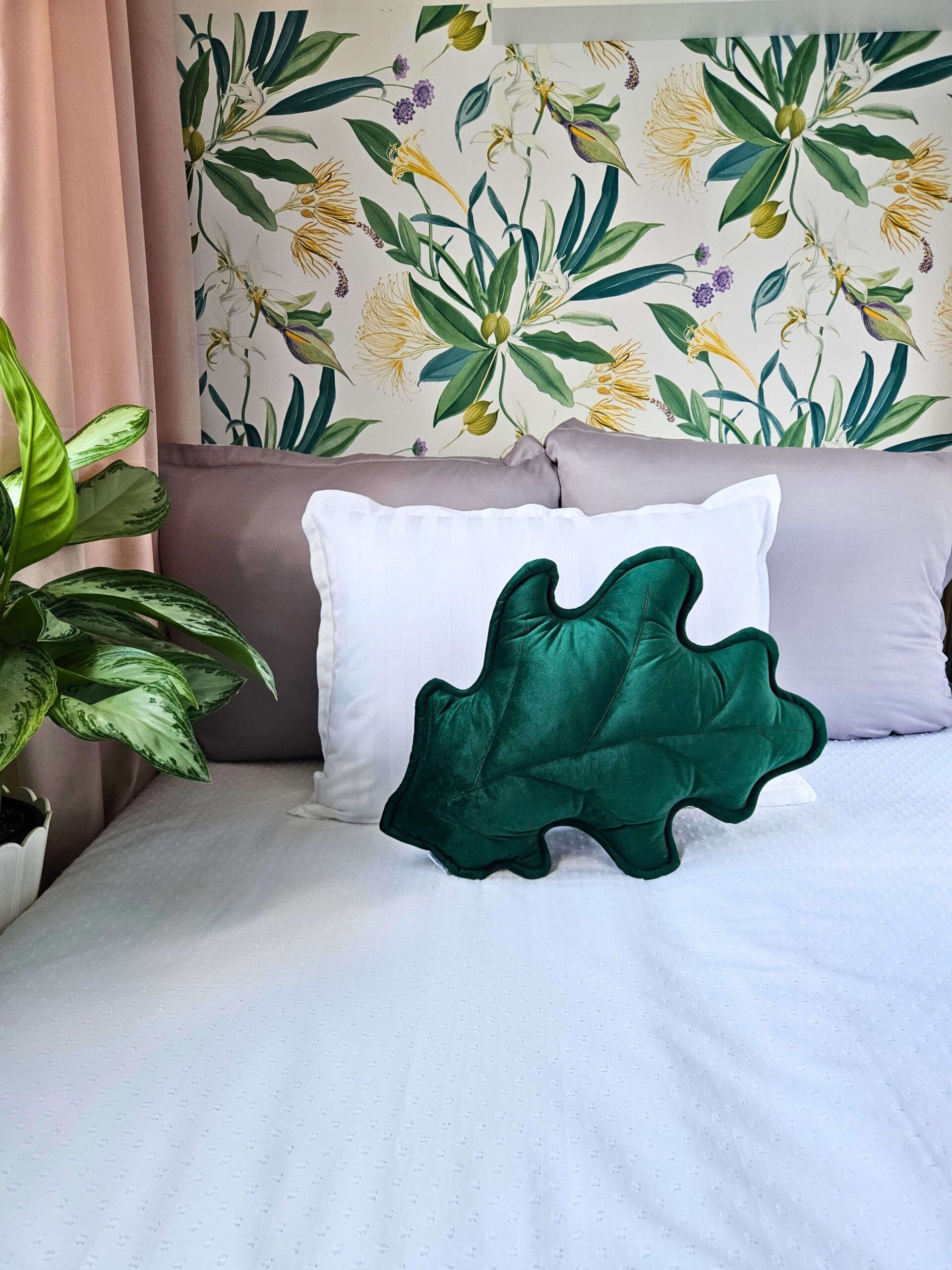 Zielona poduszka dekoracyjna liść dębu ręcznie szyta w Polsce