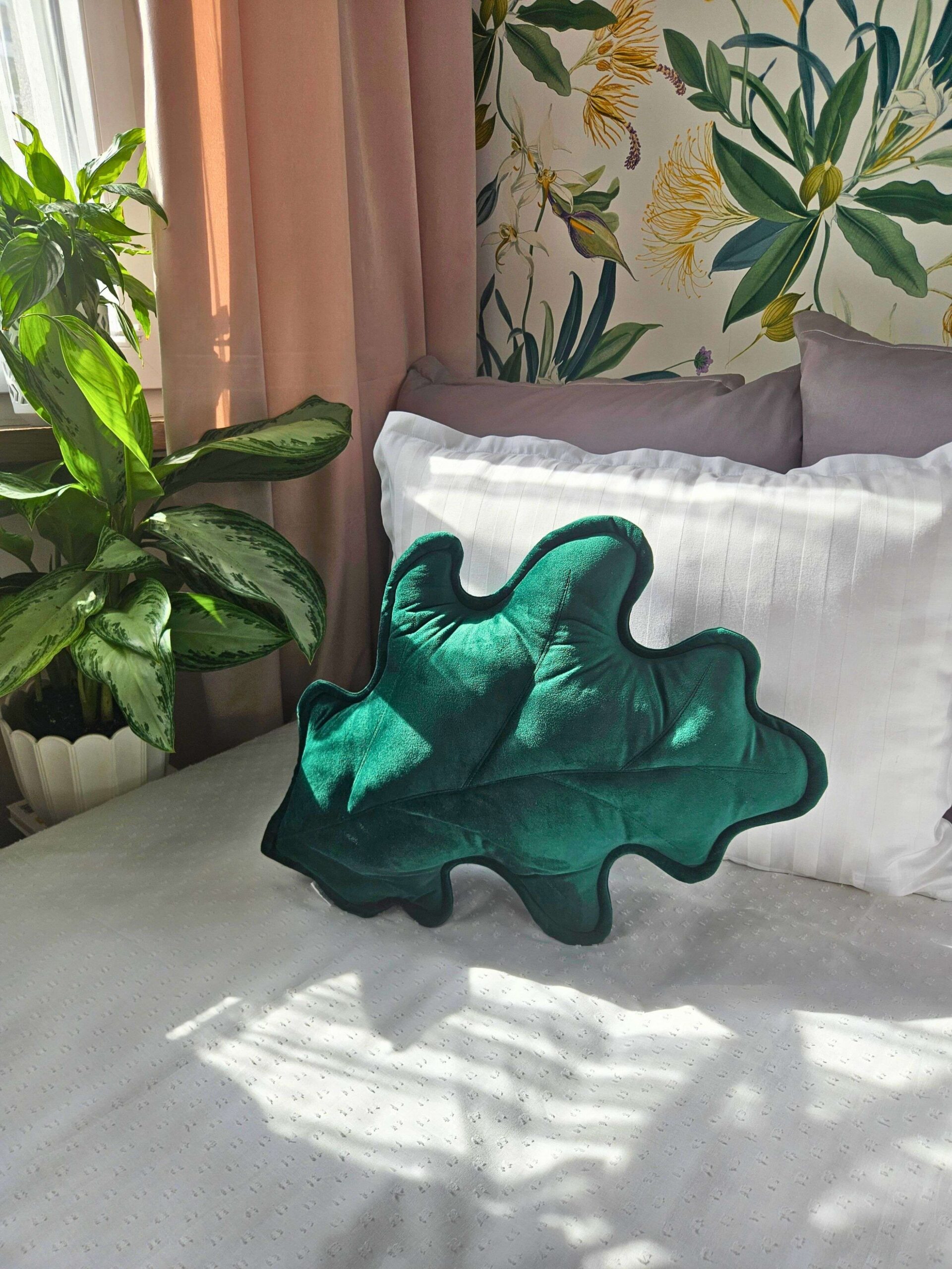 Zielona poduszka dekoracyjna liść dębu ręcznie szyta w Polsce