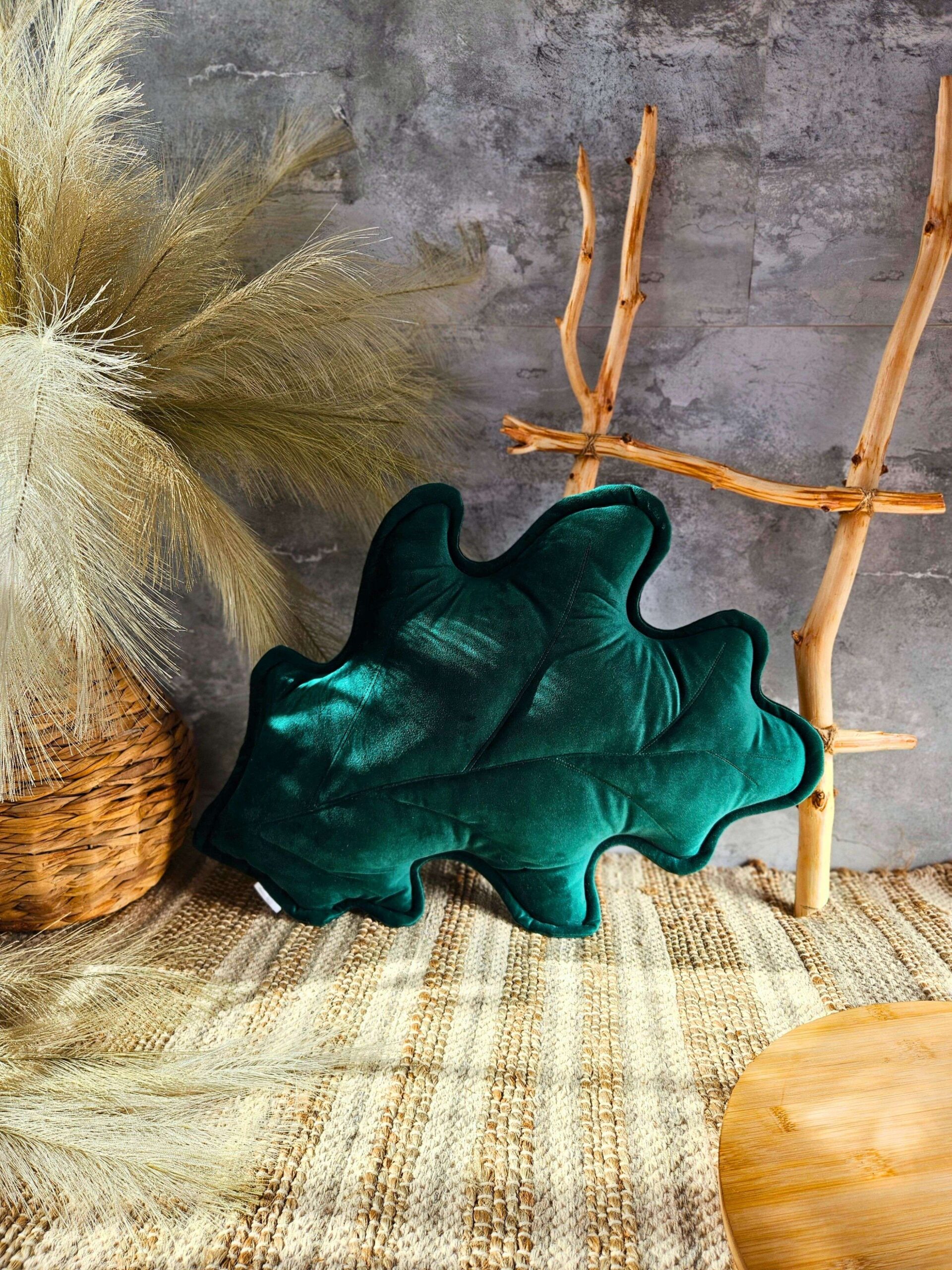 Zielona poduszka dekoracyjna liść dębu ręcznie szyta w Polsce