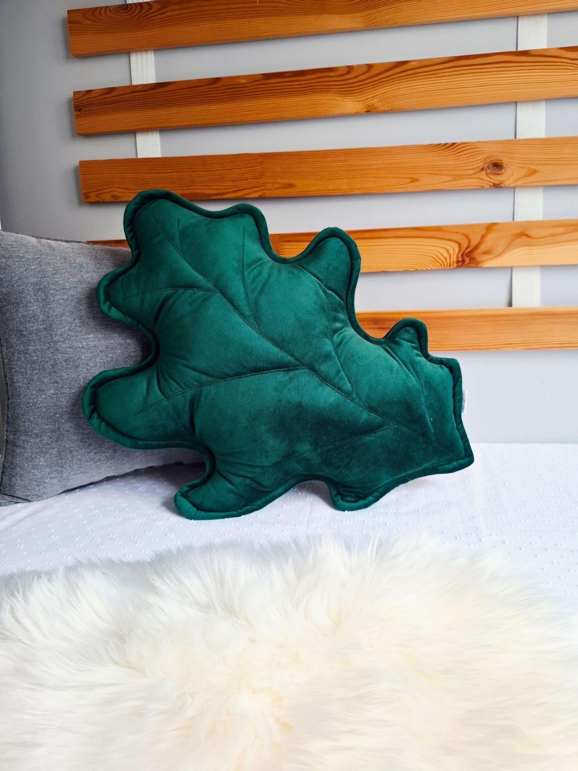 Zielona poduszka dekoracyjna liść dębu ręcznie szyta w Polsce