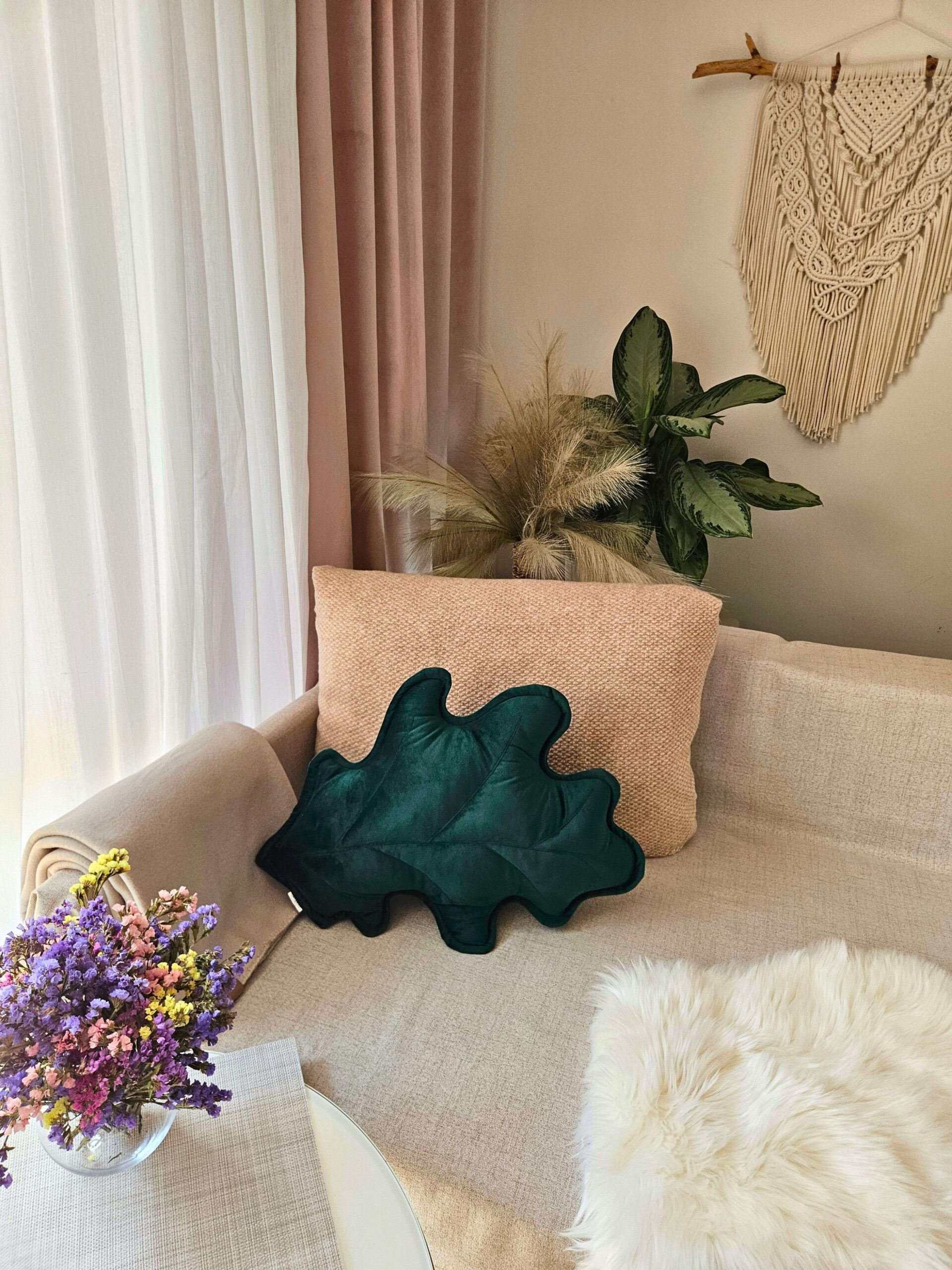 Zielona poduszka dekoracyjna liść dębu ręcznie szyta w Polsce