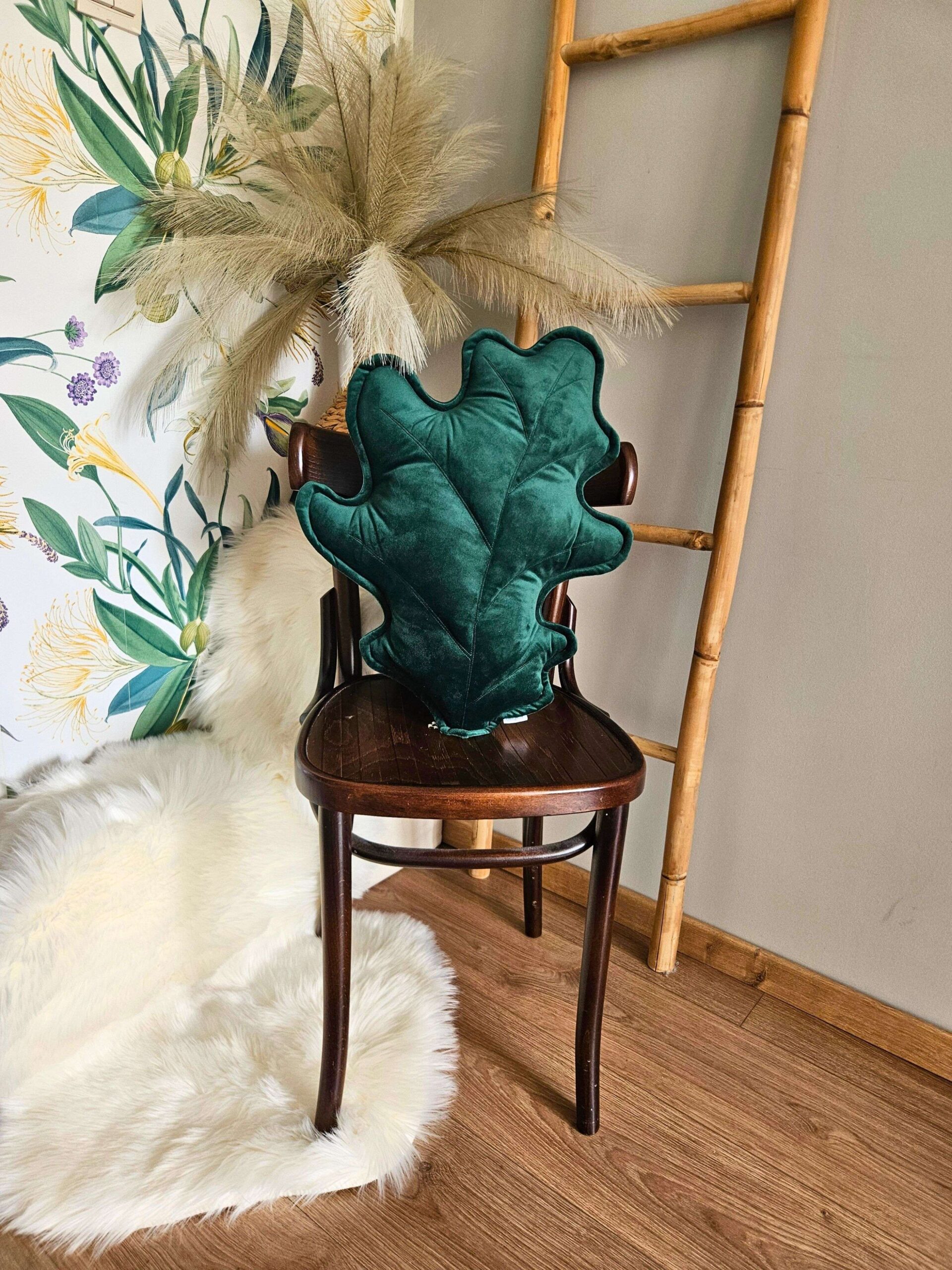 Zielona poduszka dekoracyjna liść dębu ręcznie szyta w Polsce