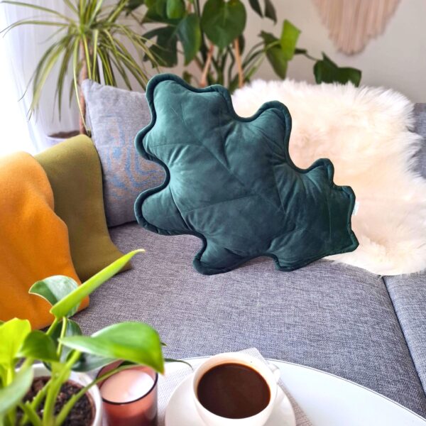 Zielona poduszka dekoracyjna liść dębu ręcznie szyta w Polsce