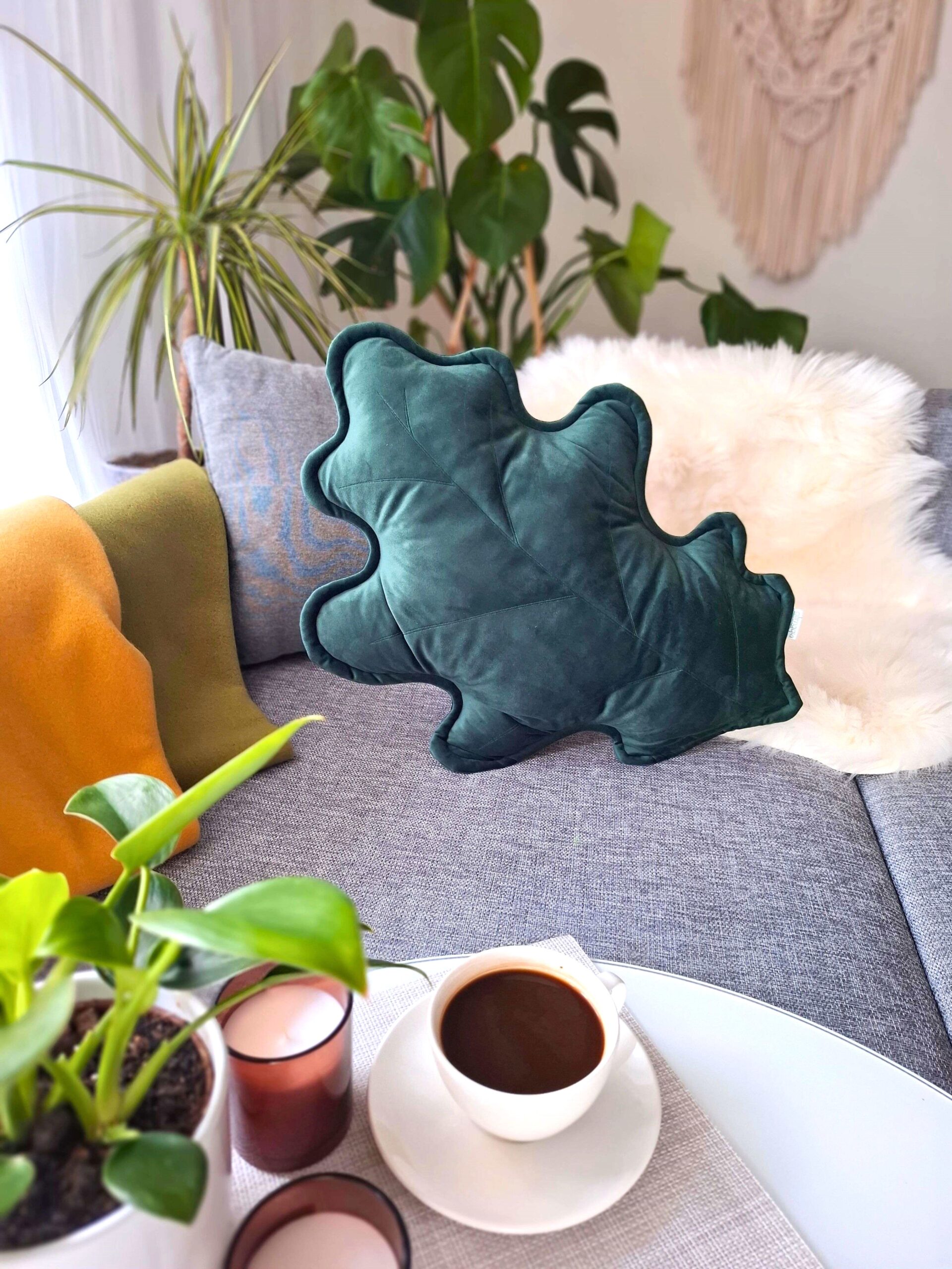 Zielona poduszka dekoracyjna liść dębu ręcznie szyta w Polsce