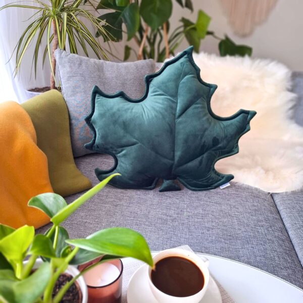 Zielona poduszka dekoracyjna liść klonu