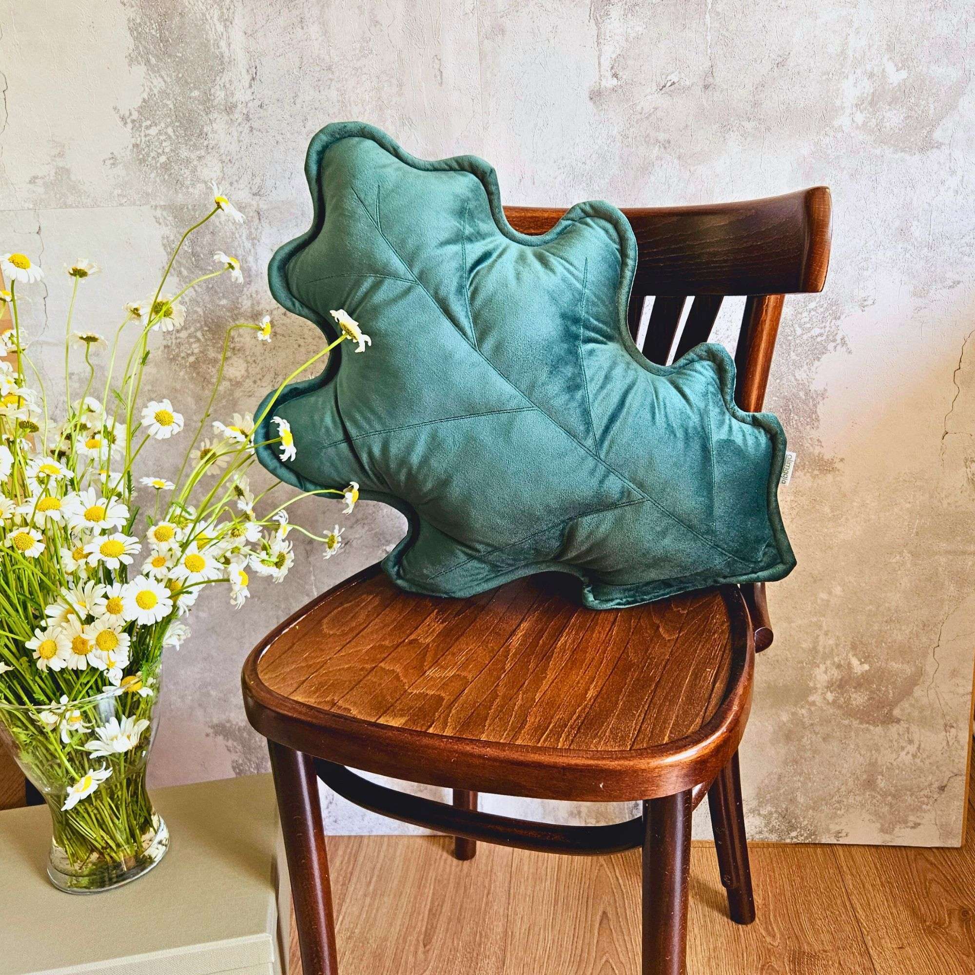 Zielona poduszka dekoracyjna liść dębu ręcznie szyta w Polsce