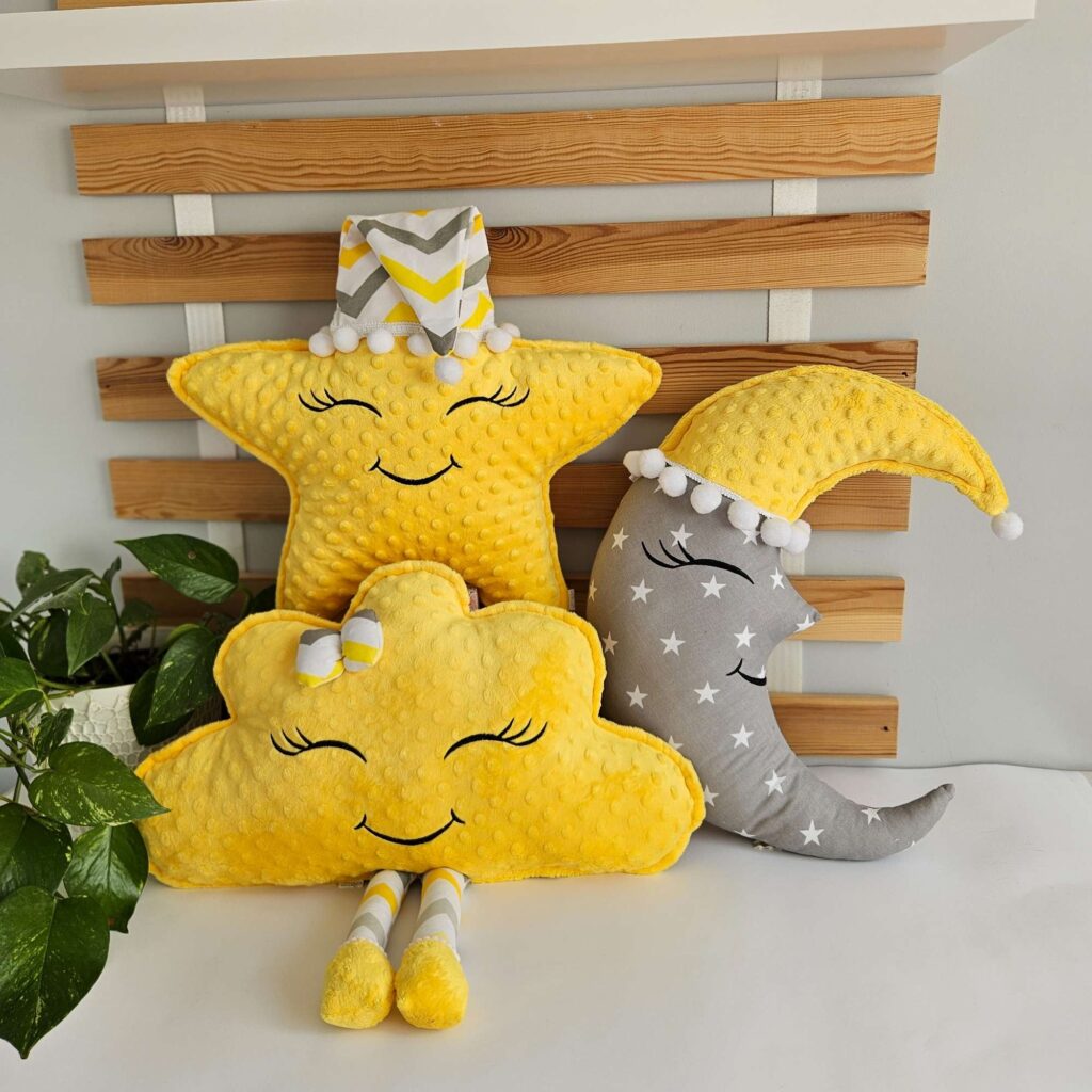 Zestaw żółtych poduszek do pokoju dziecka