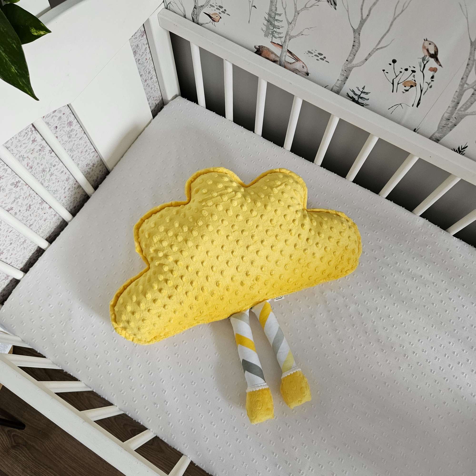 Żółta poduszka chmurka z uśmiechniętą buzią