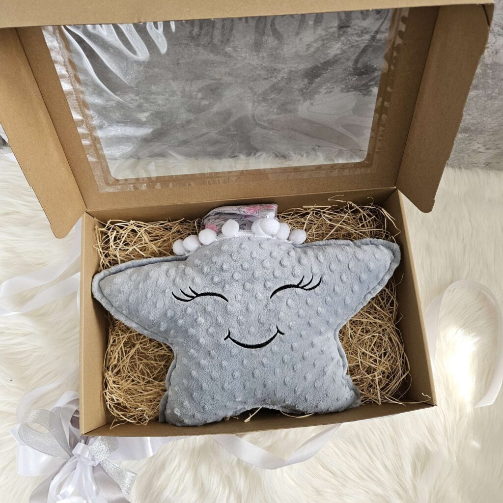 Szara poduszka gwiazdka z uśmiechniętą buzią