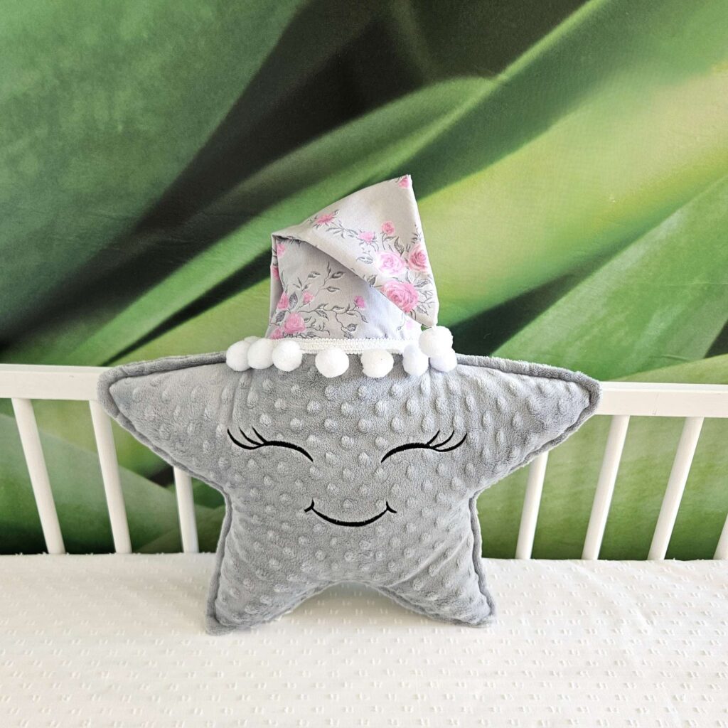 Szara poduszka gwiazdka z uśmiechniętą buzią