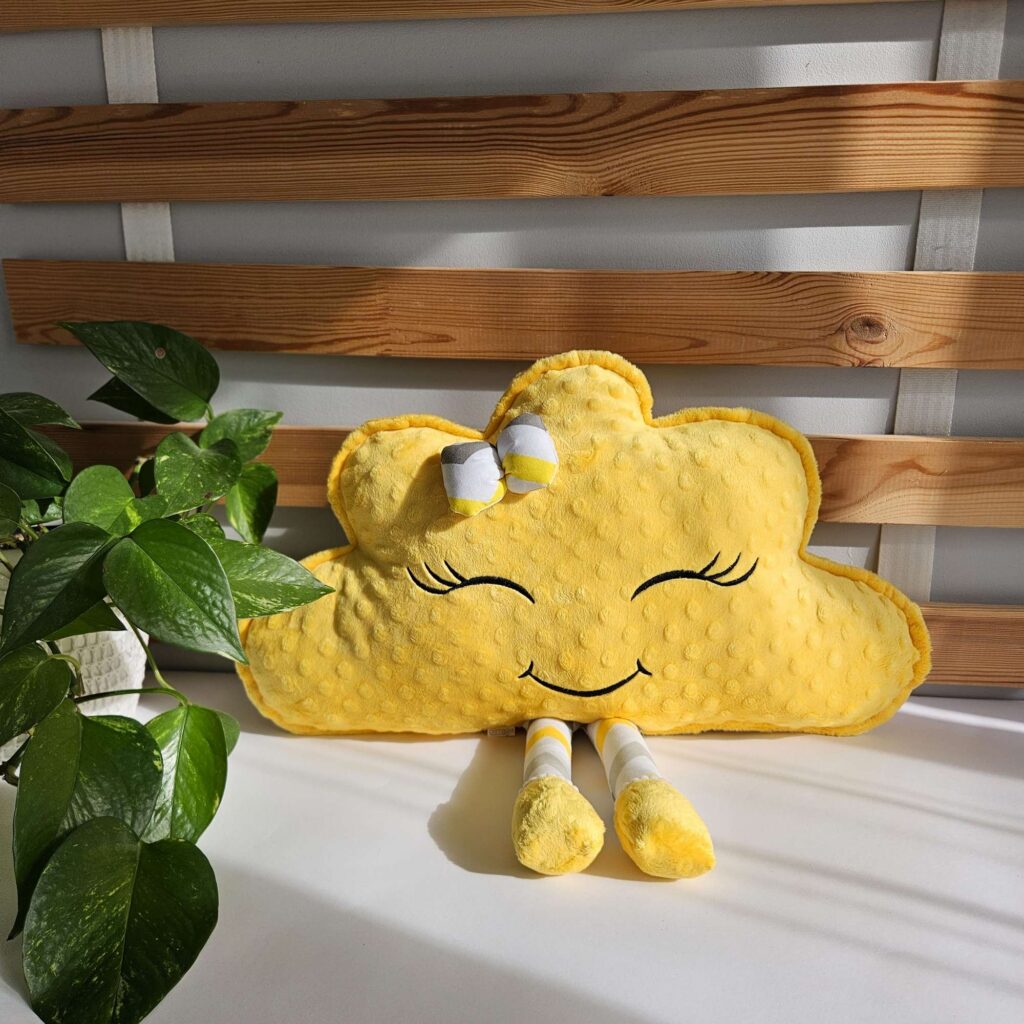 Żółta poduszka chmurka z uśmiechniętą buzią