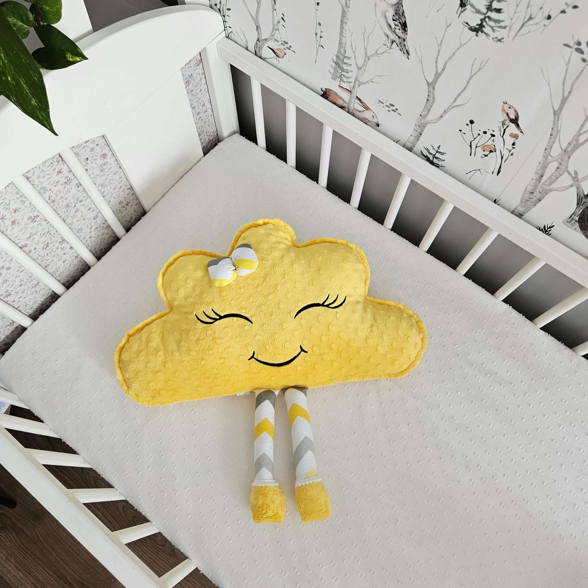 Żółta poduszka chmurka z uśmiechniętą buzią
