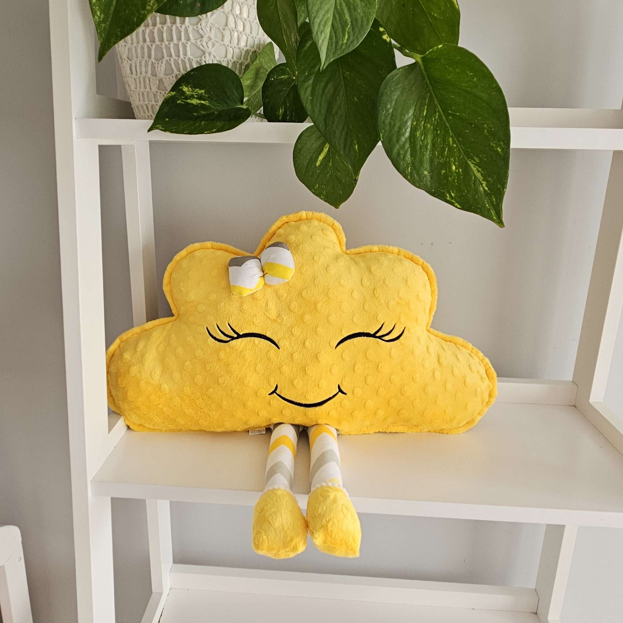Żółta poduszka chmurka z uśmiechniętą buzią