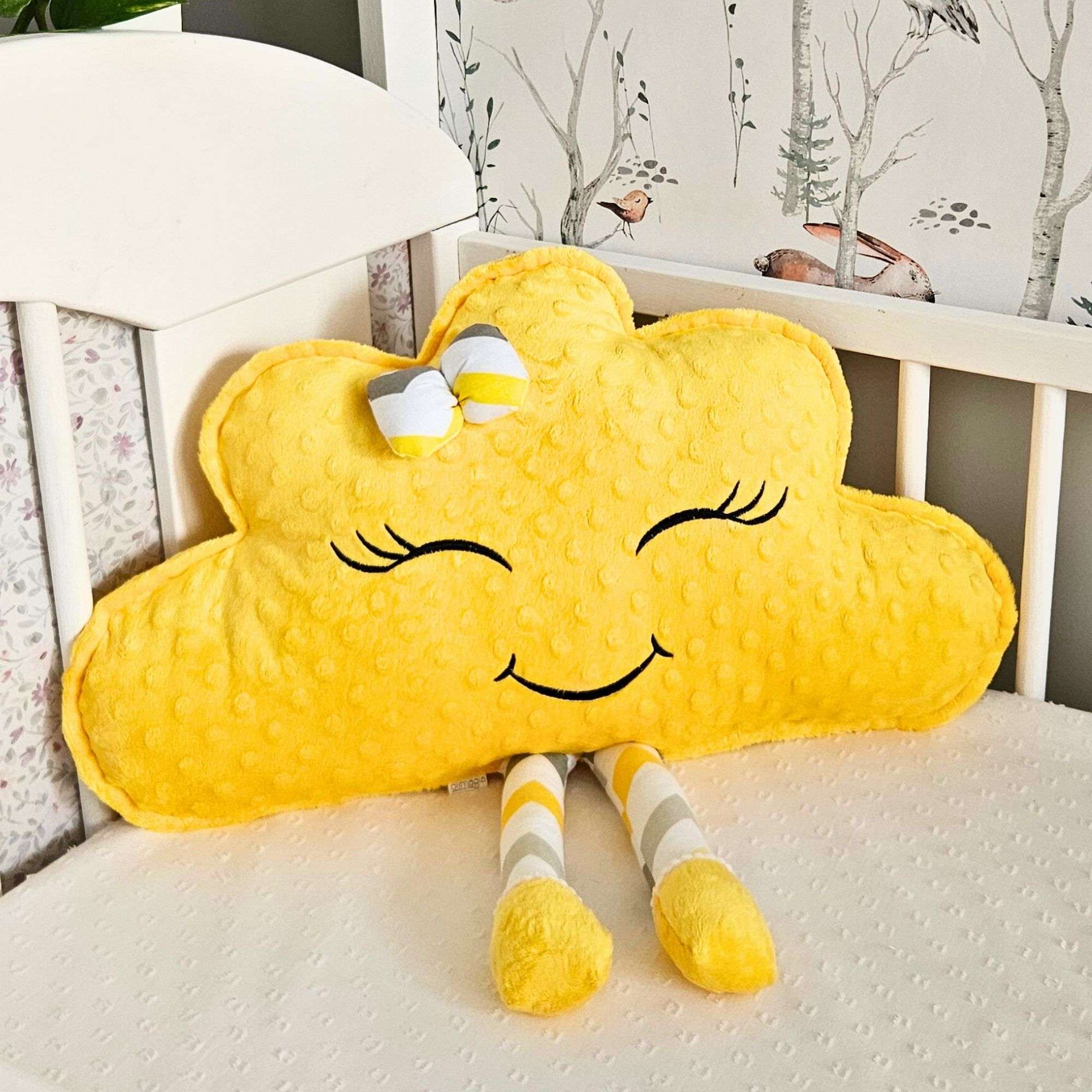 Żółta poduszka chmurka z uśmiechniętą buzią