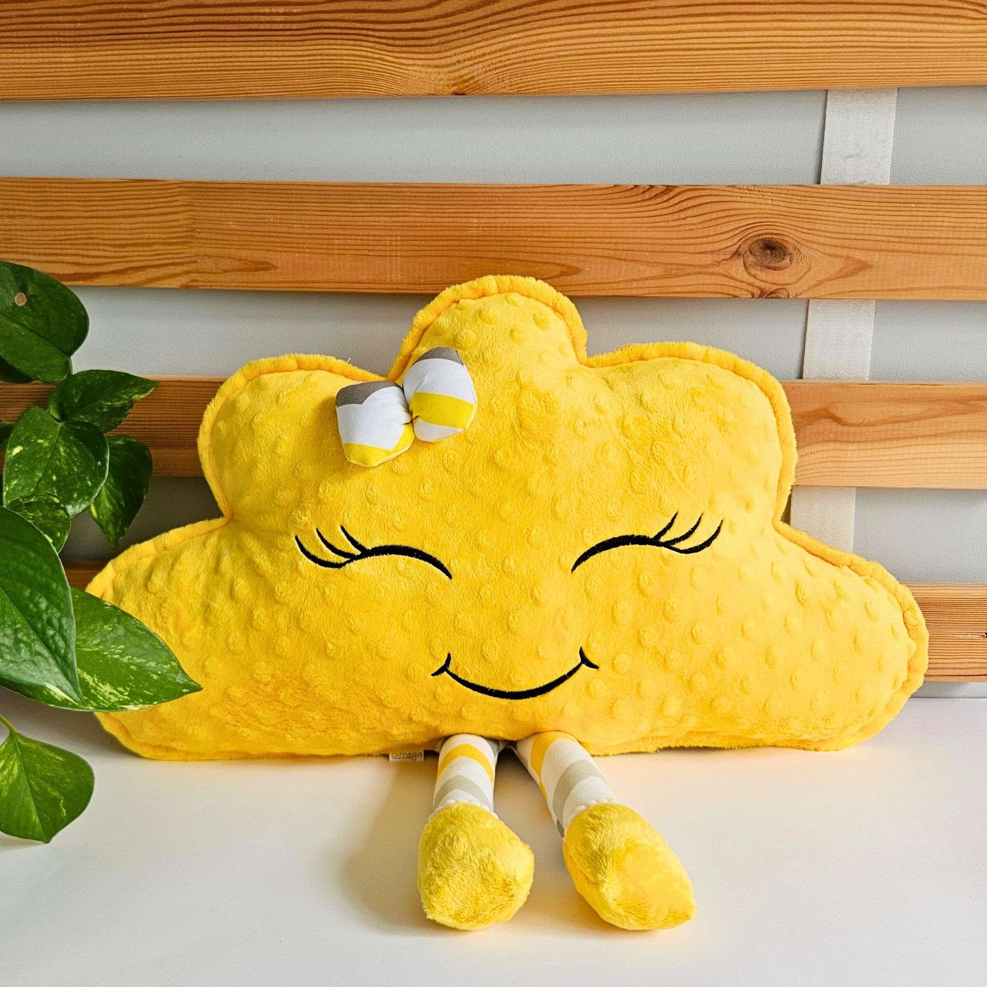 Żółta poduszka chmurka z uśmiechniętą buzią