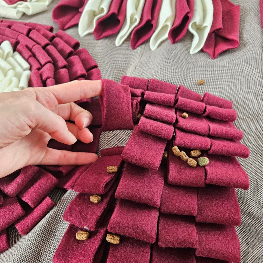 Mata węchowa dla dużego psa w kolorze bordowym i ecru wzmacniająca koncentrację