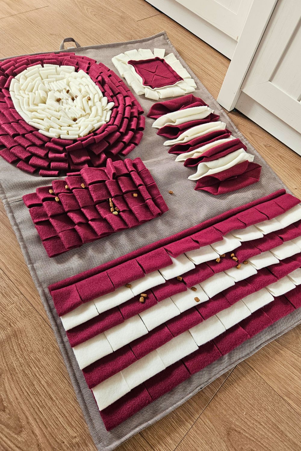 Mata węchowa dla dużego psa w kolorze bordowym i ecru wzmacniająca koncentrację