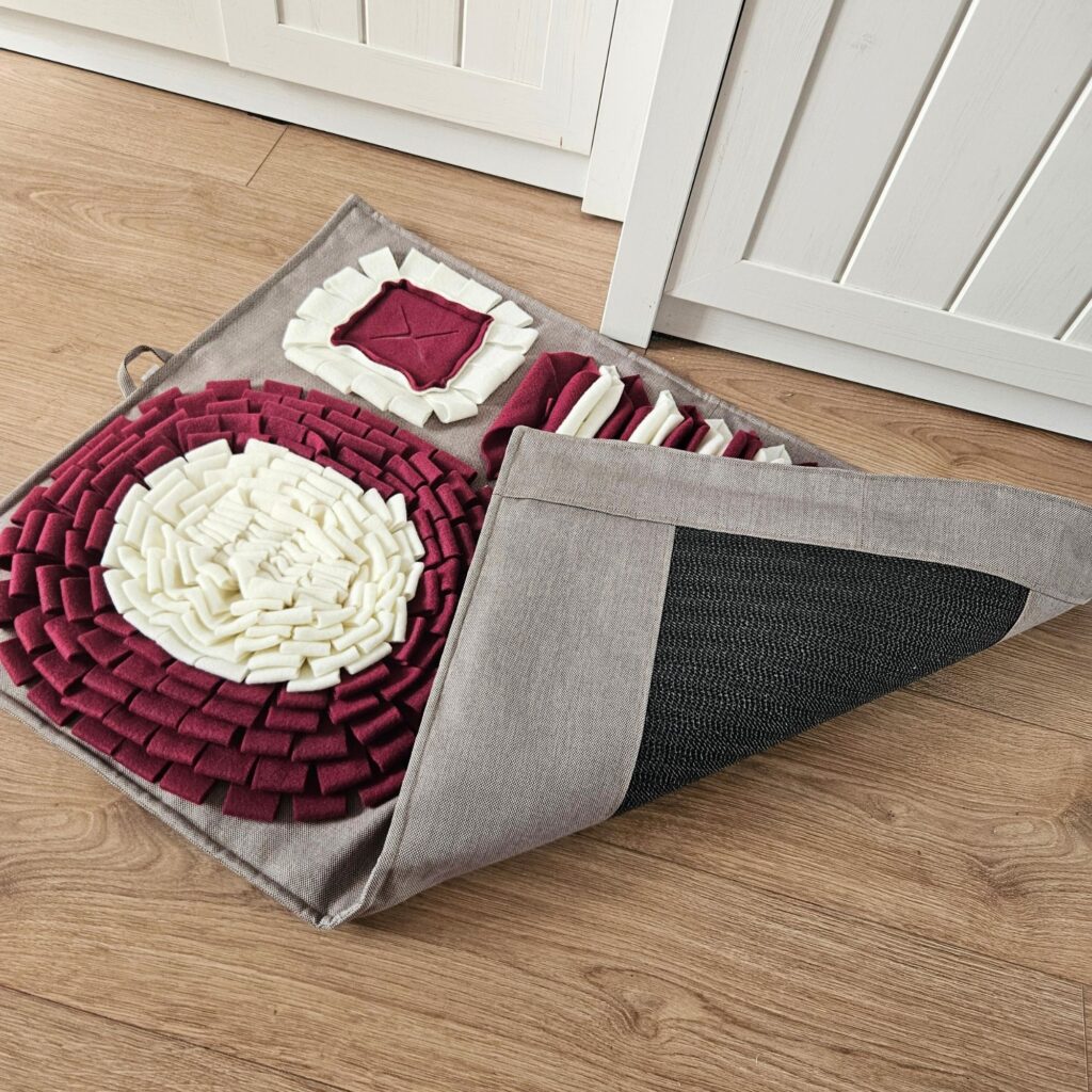 Mata węchowa dla dużego psa w kolorze bordowym i ecru wzmacniająca koncentrację