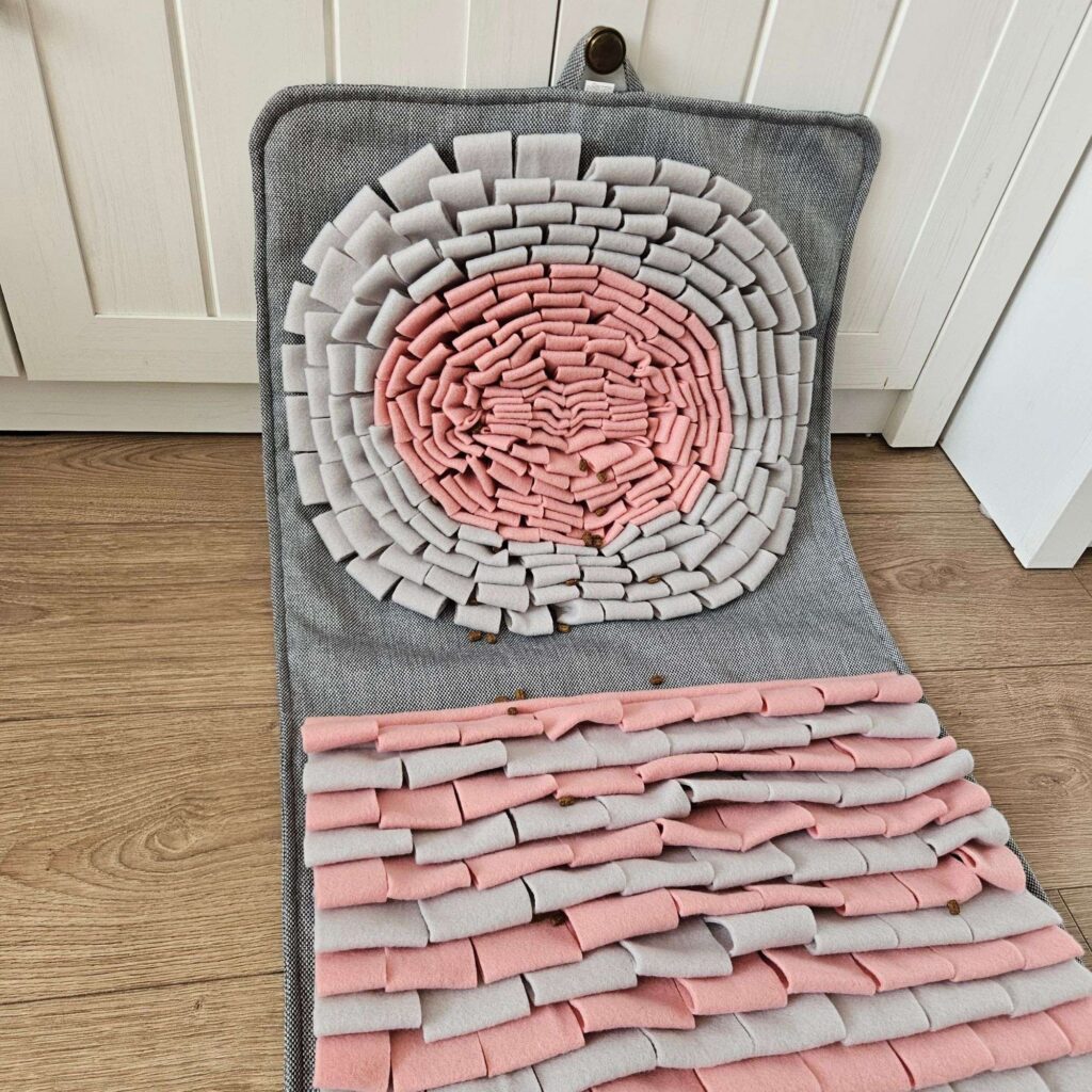 Gęste różowe i szare naszycia polarowe na macie węchowej dla kota stymulujące zmysły