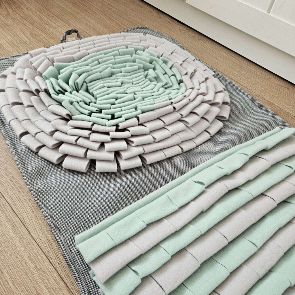 Ręcznie szyta mata węchowa w kolorze szarym i miętowym z antypoślizgowym spodem.