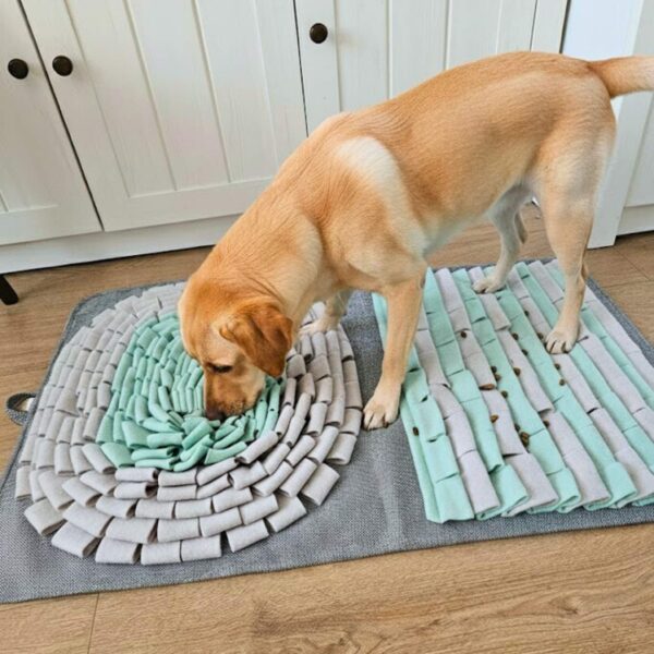 Ręcznie szyta mata węchowa w kolorze szarym i miętowym z antypoślizgowym spodem.