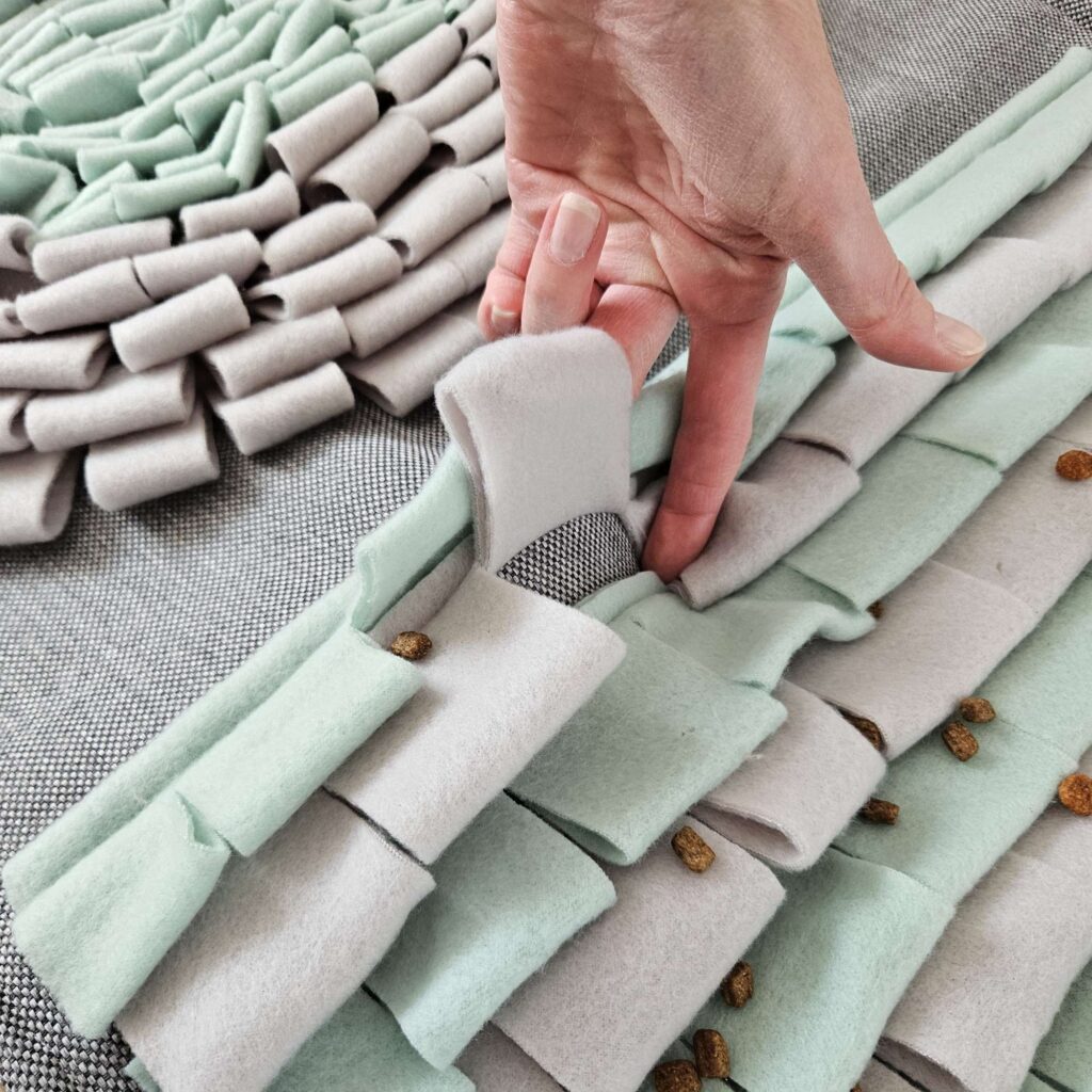 Ręcznie szyta mata węchowa w kolorze szarym i miętowym z antypoślizgowym spodem.