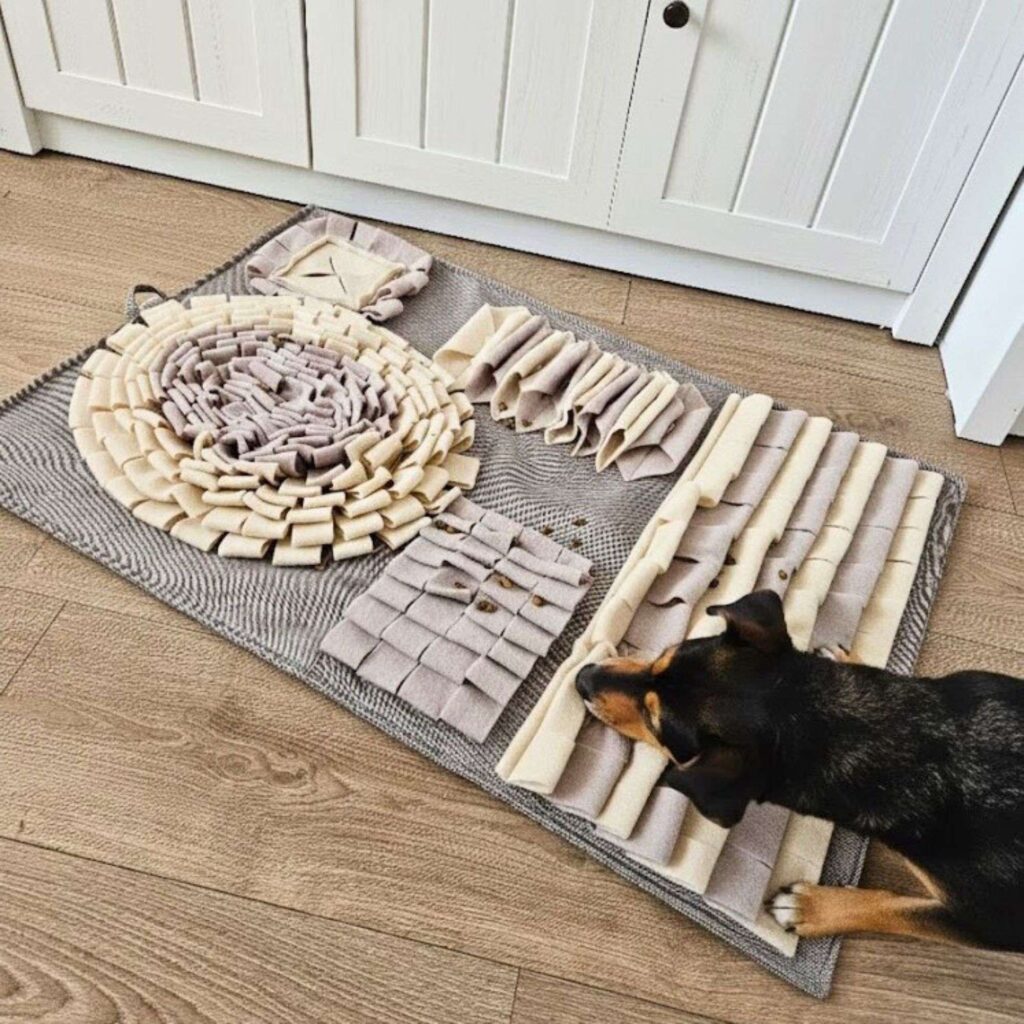 Duża beżowa mata węchowa dla psa 60x90 cm wzmacniająca koncentrację