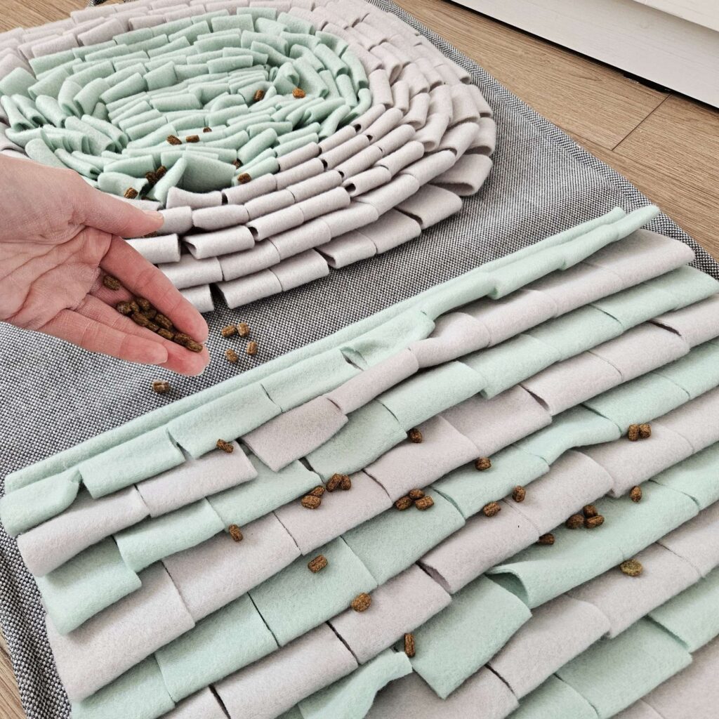 Ręcznie szyta mata węchowa w kolorze szarym i miętowym z antypoślizgowym spodem.