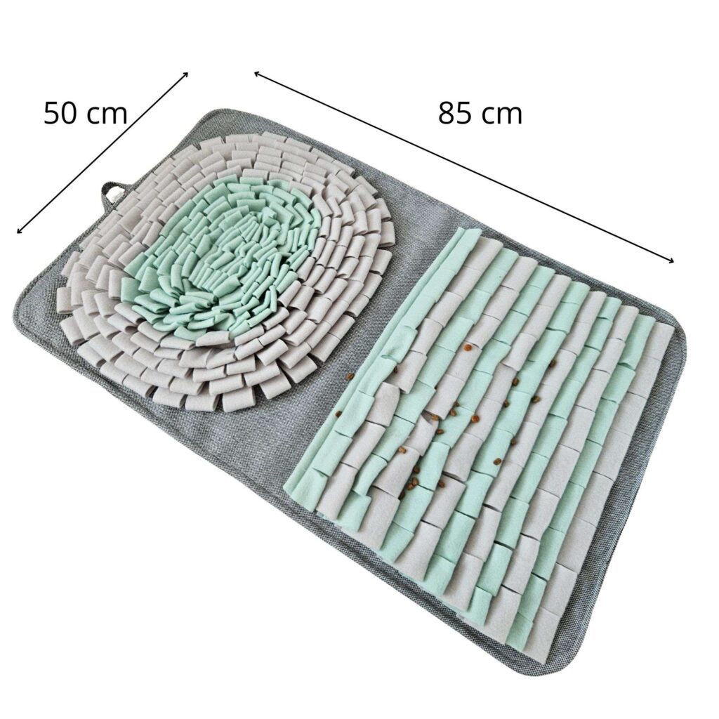 Ręcznie szyta mata węchowa w kolorze szarym i miętowym z antypoślizgowym spodem.