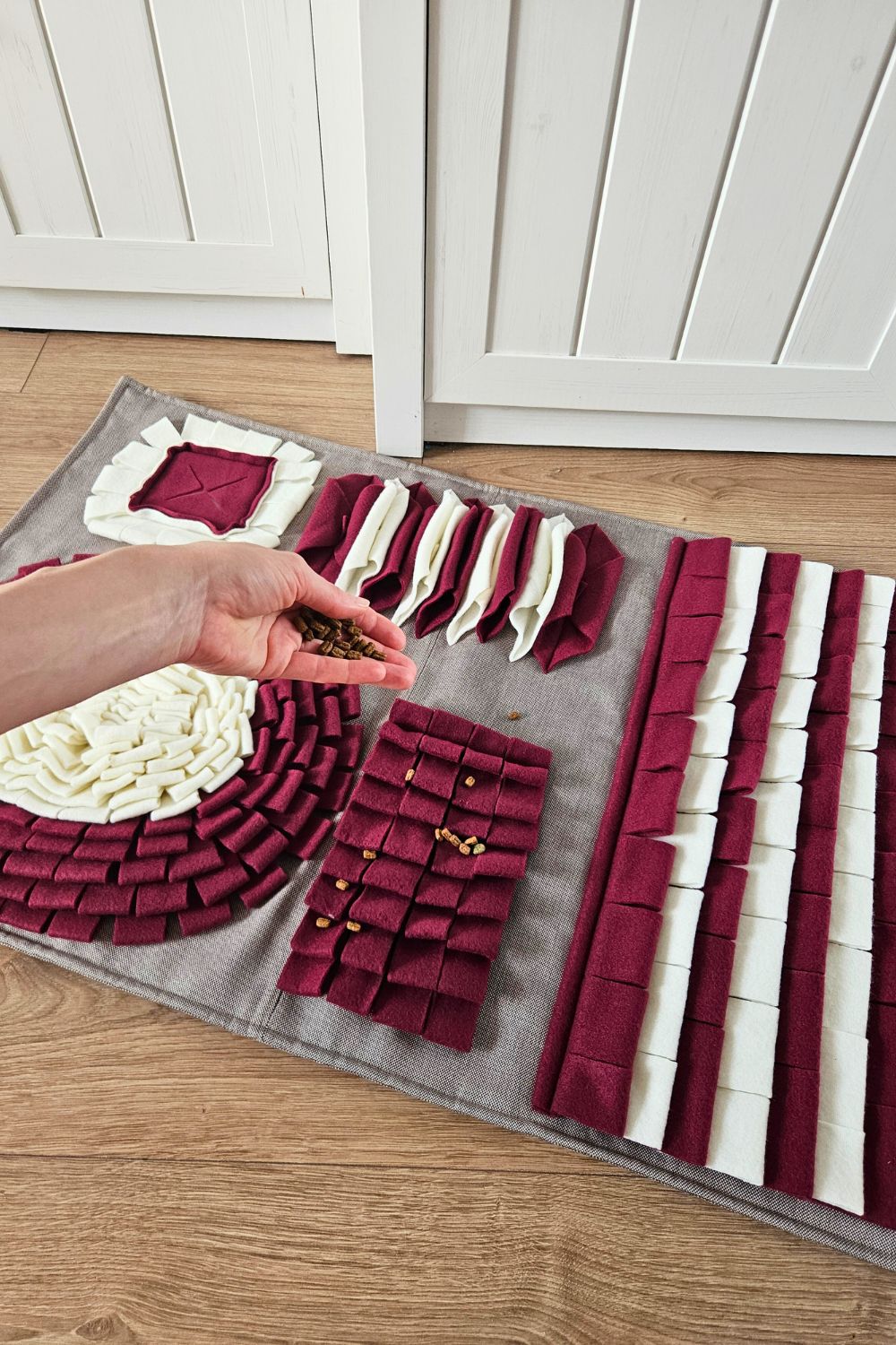 Mata węchowa dla dużego psa w kolorze bordowym i ecru wzmacniająca koncentrację