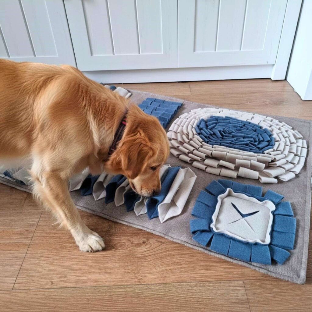 Niebiesko-szara mata spowalniająca jedzenie dla psa z antypoślizgowym spodem