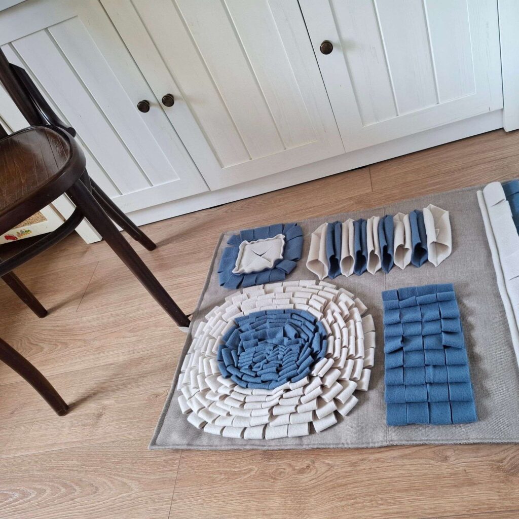 Niebiesko-szara mata spowalniająca jedzenie dla psa z antypoślizgowym spodem