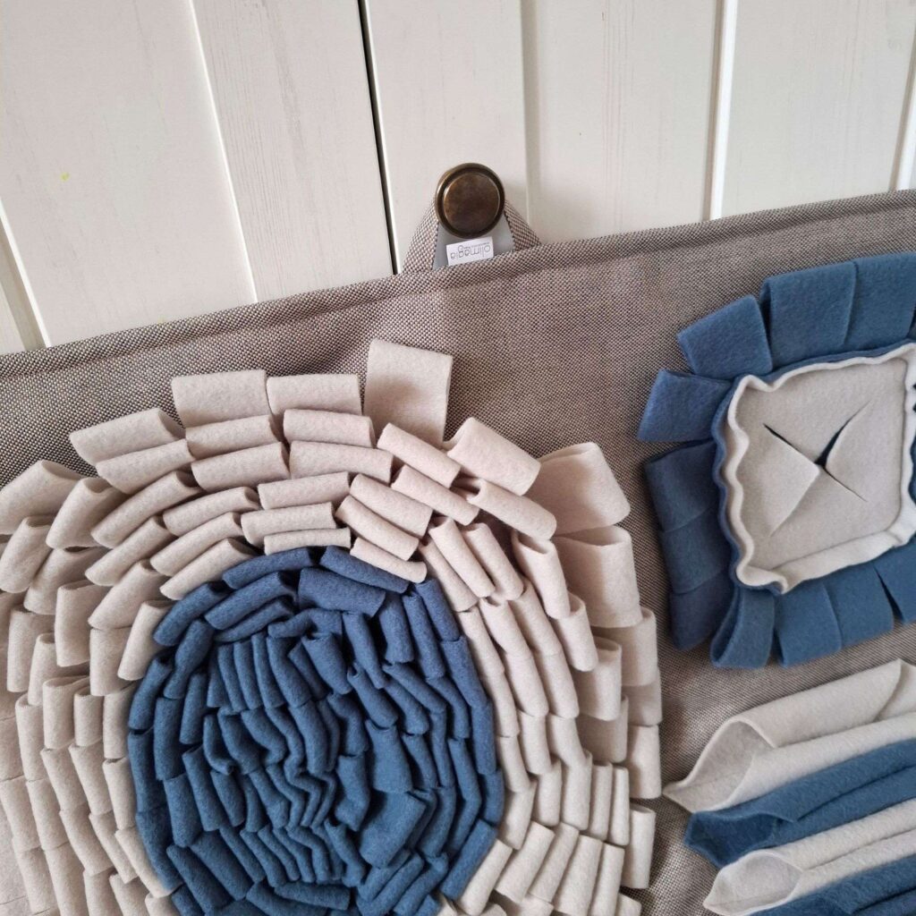 Niebiesko-szara mata spowalniająca jedzenie dla psa z antypoślizgowym spodem