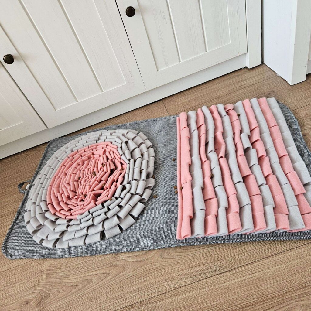 Gęste różowe i szare naszycia polarowe na macie węchowej dla kota stymulujące zmysły