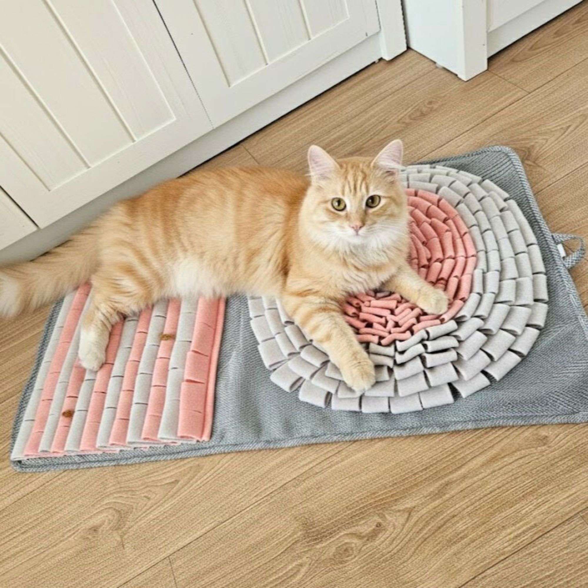 Gęste różowe i szare naszycia polarowe na macie węchowej dla kota stymulujące zmysły