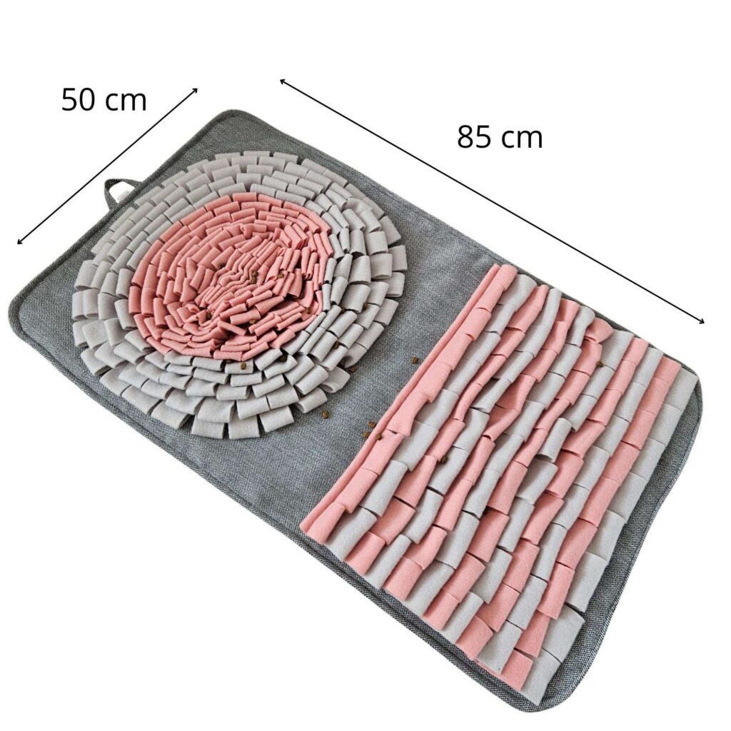 Gęste różowe i szare naszycia polarowe na macie węchowej dla kota stymulujące zmysły