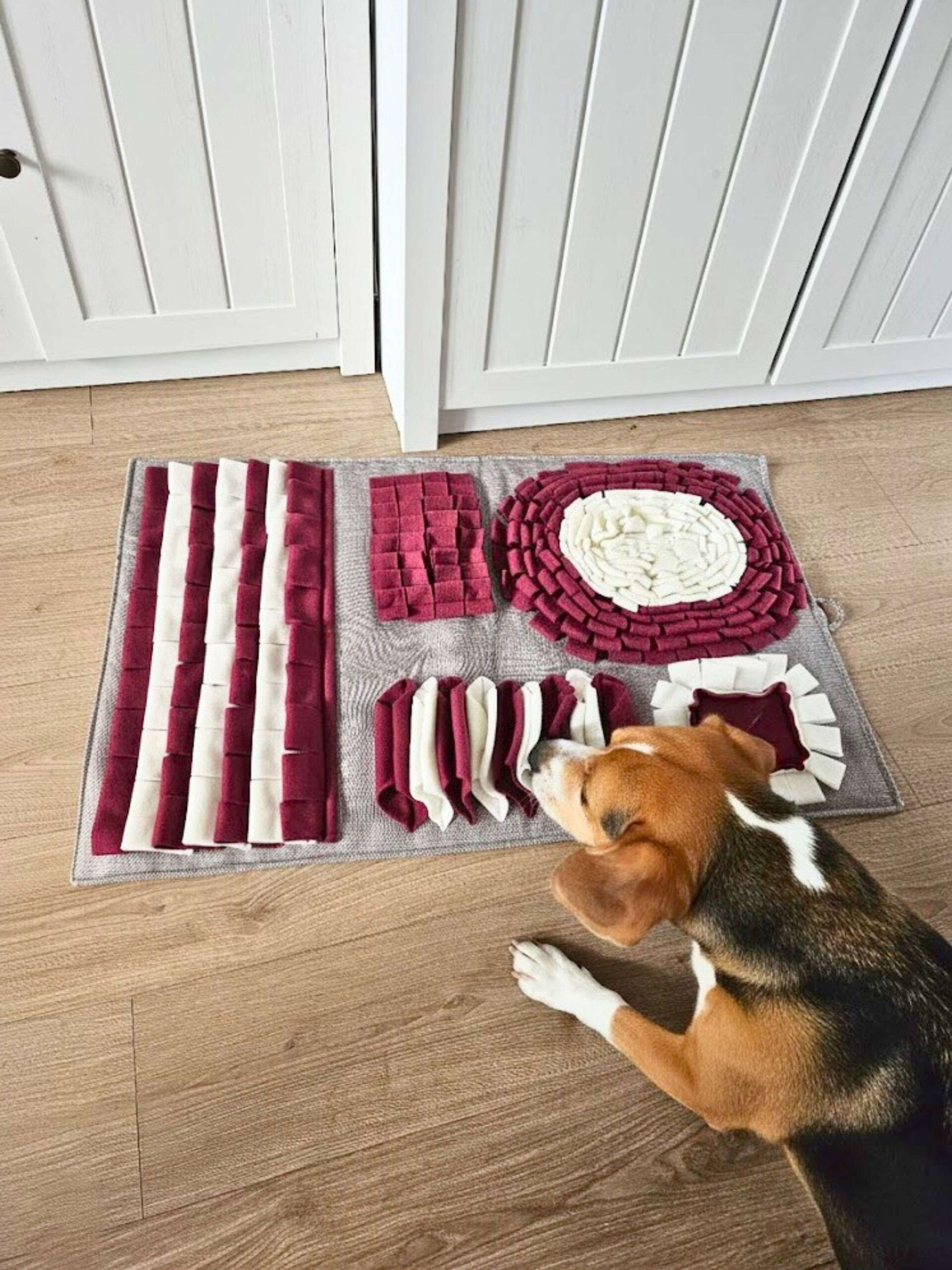 Mata węchowa dla dużego psa w kolorze bordowym i ecru wzmacniająca koncentrację