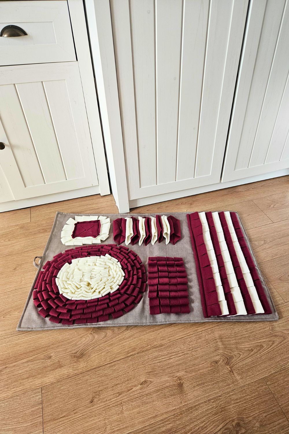 Mata węchowa dla dużego psa w kolorze bordowym i ecru wzmacniająca koncentrację