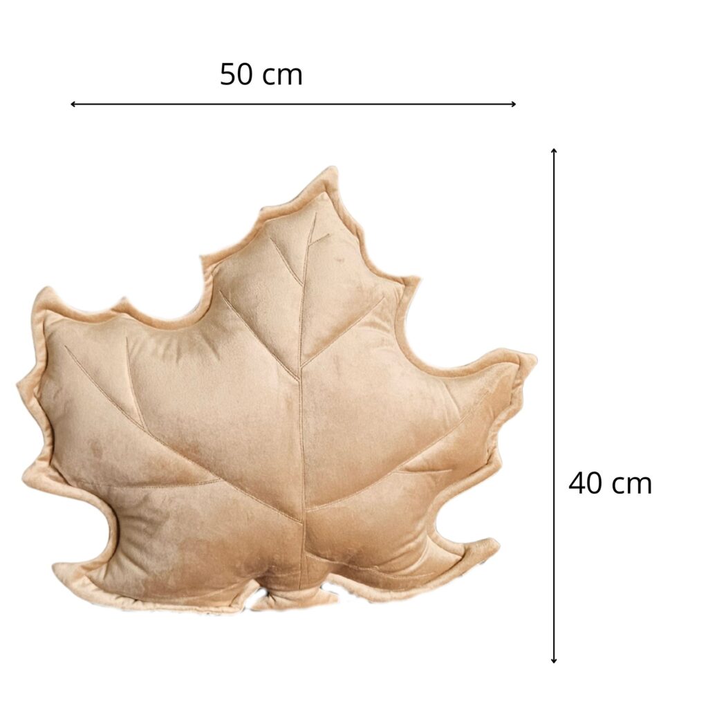Beżowy zestaw poduszek liście z velvetu, polskie rękodzieło pasujące do naturalnych wnętrz w stylu boho.